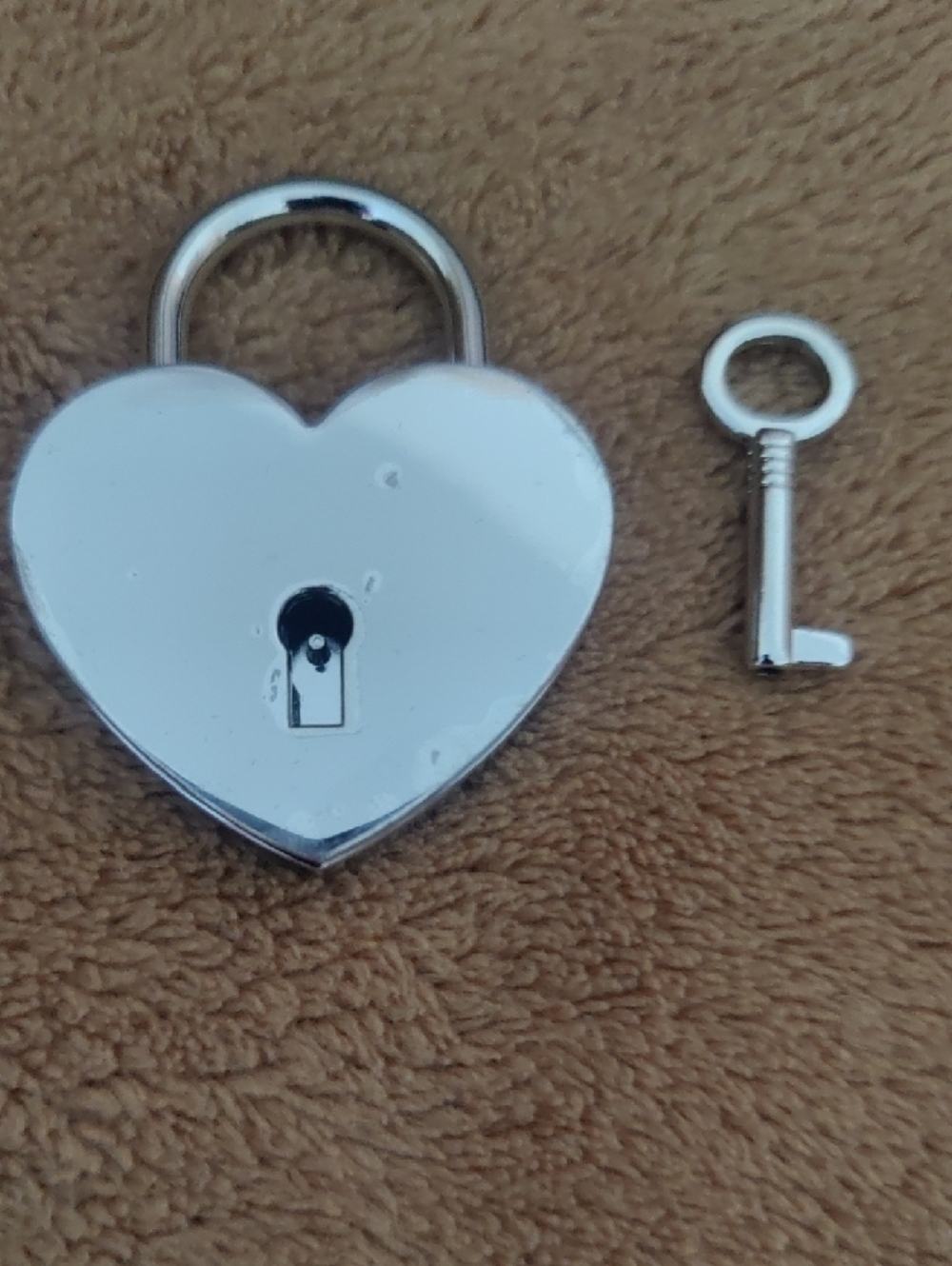 CHANEL Silver Heart Padlock & Key – La Collection – Rare – EUC - Picture 5 of 10